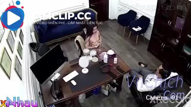 Quay lén e gái đi trị vú bị bác sĩ nắn bóp xong còn bảo vạch lồn ra