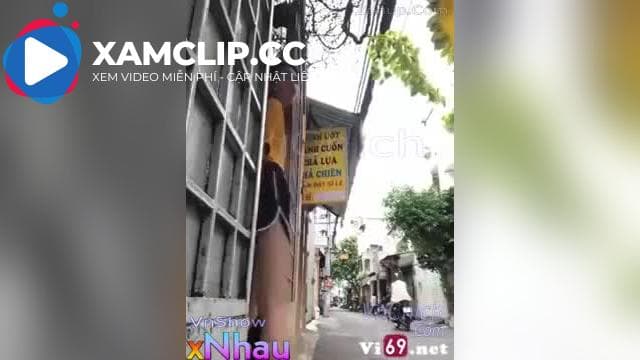 E học sinh ngứa lồn ra đường lén móc cho kích thích mà bị phát hiện nên vào phòng