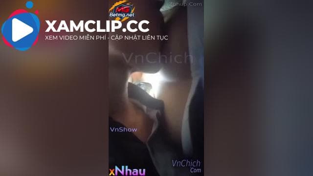 Thác loạn trong quán trà sữa, Vắng khách là 2 e học sinh vạch tý ra bú