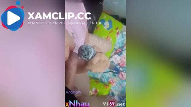 E gái chs lớn hát karaoke mà cầm 2 mic 1 mic để bú 1 mic để hát