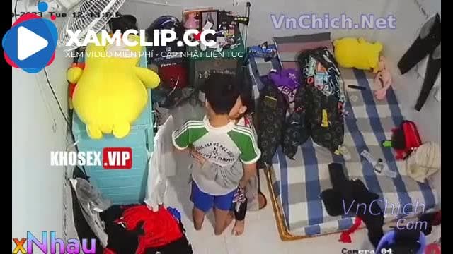 Hack camera e gái cấp 2 quàng khăn đó dùng lồn để giữ a trai ko đi công tác