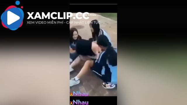 E học sinh cấp 2 bị đánh ghen lột đồ thọc lồn ngay trước cổng trường