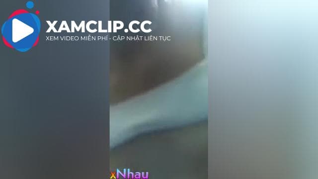 Bé nữ sinh Bình Chánh bướm non tơ trong áo đồng phục