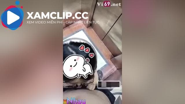Đang public bú cu trong thang máy thì bất ngờ có người lạ vào em vẫn hồn nhiên mặc kệ