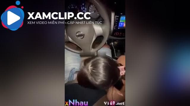 Hẹn em đi chơi mà tắc đường em nứng quá bú mút ngấu nghiến trên ô tô trước khi vào...