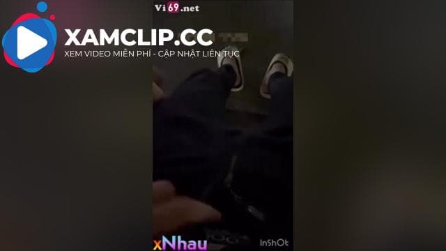 Hai em genz chơi bạo bú cu public ngoài công viên #1