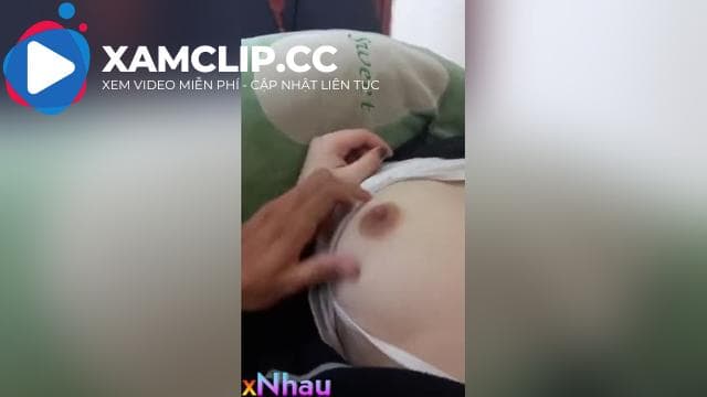 Cho con em mượn điện thoại để anh nghịch vú