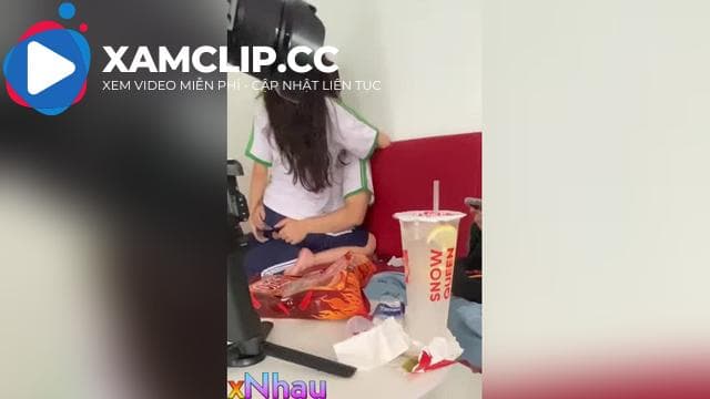 2 em học sinh cấp 3 bú cu trong quán nước