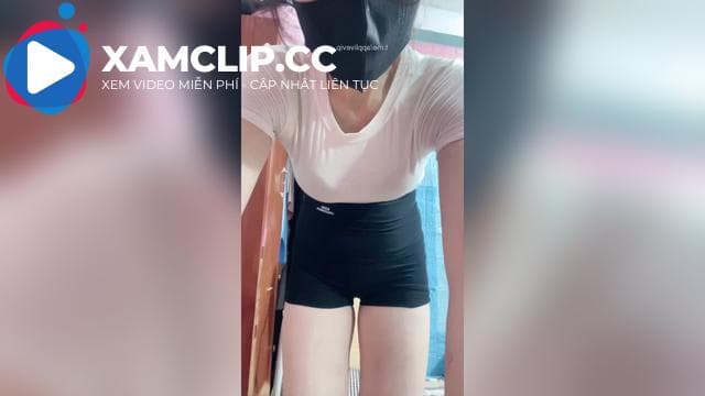 Be_Linh YYlive áo sát nách cùng quần bó có làm các anh kích thích