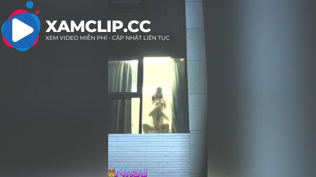 Bị thằng bạn trai lừa đeo bịt mắt chịch trước cửa kính phần 1