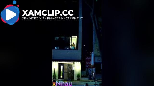 Bị thằng bạn trai lừa đeo bịt mắt chịch trước cửa kính phần 3