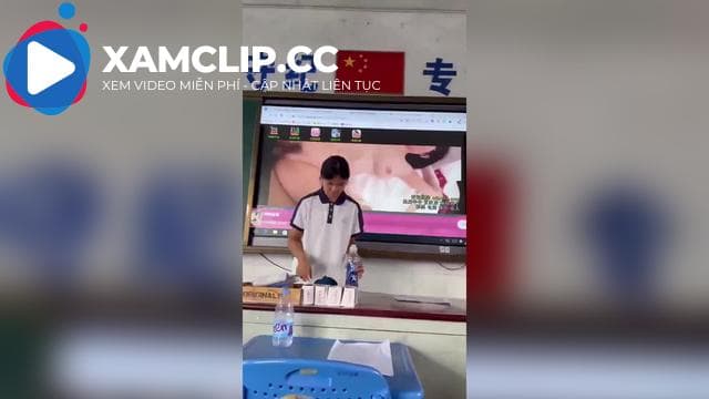 Lớp học này đang giảng dạy môn gì vậy em?