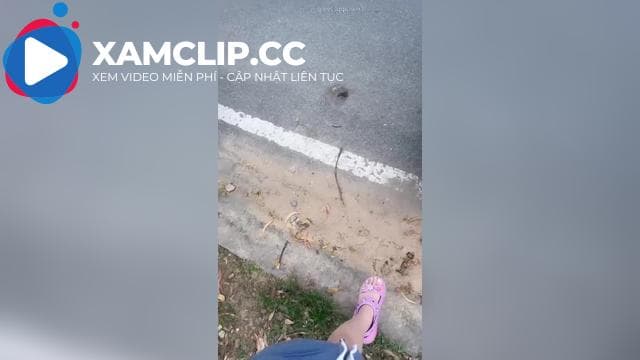 Trời nóng, em gái rủ trai lạ vào nhà nghỉ ôm nhau cho nó mát
