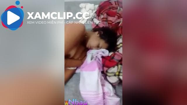 Mẹ già giả vờ ngủ cho con trai sờ mó