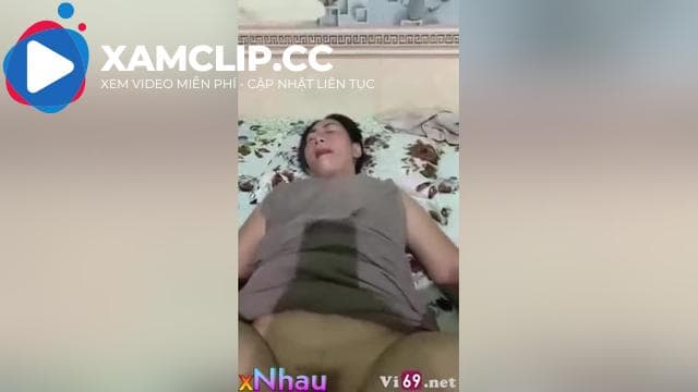 Địt cực mạnh, đút cả bàn tay vào lồn chị gái dâm