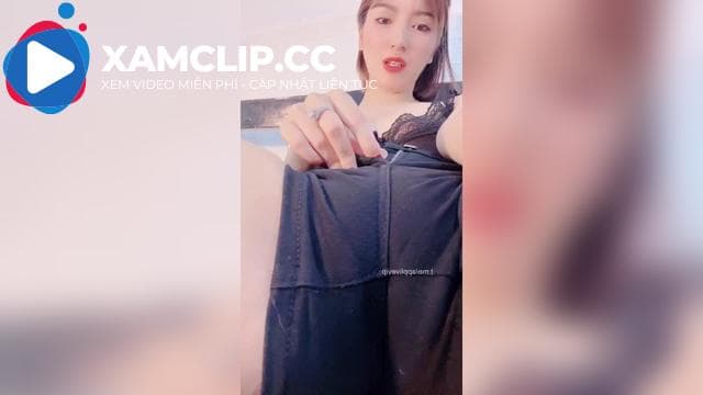 Ngọc Thảo 2k ngồi mân mê mu con rùa cận cảnh siêu nét