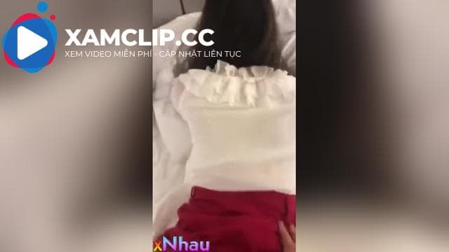 Cho thư kí đi tiếp đối tác để kí hợp đồng