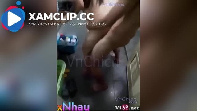 Quay tay trước cửa phòng tắm xem bạn thân địt e gái mk thg lồn súc vật