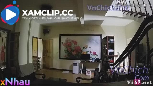 Hack camera e gái khoả thân thủ dâm móc lồn bôi sàn nhà