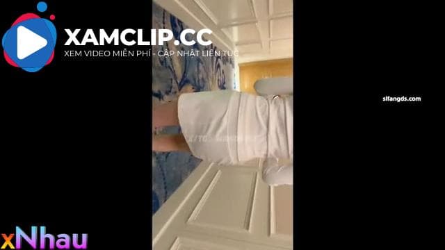 Qua thăm nhà mà thằng bạn cứ xin sờ lồn