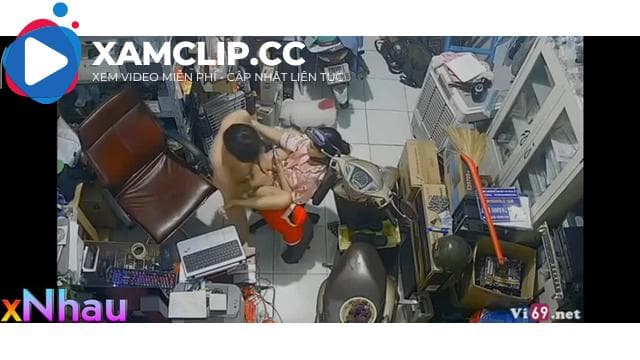Quay lén cặp đôi địt trong tiệm đồ cũ bị khách hàng phát hiện phốt