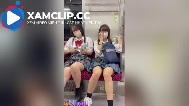 Bạo vãi lồn trên tàu điện mà 2 e thủ dâm đái ra đầy nước trên tàu