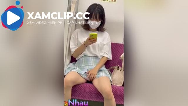 quay lén e gái đi tàu điện hớ hênh lộ lông lồn thủ dâm trên tàu