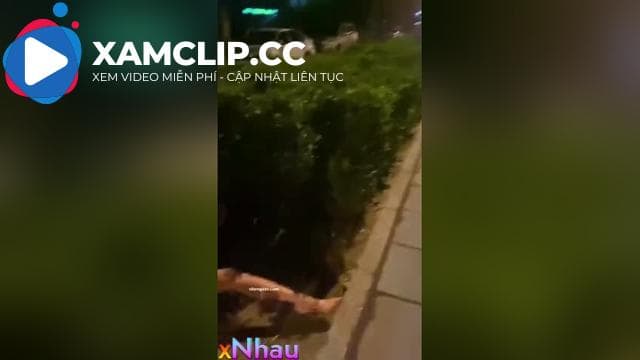 Ngồi trên vỉa hè móc lồn thủ dâm
