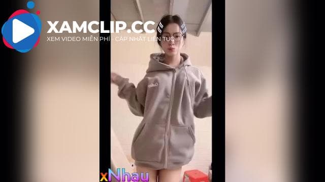 Học sinh khoe lồn gạ địt thầy giáo trẻ để bù điểm