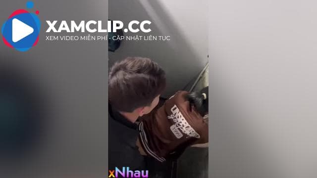 Bọn học sinh địt nhau trong toilet lúc tham quan bị quay lén phát hiện