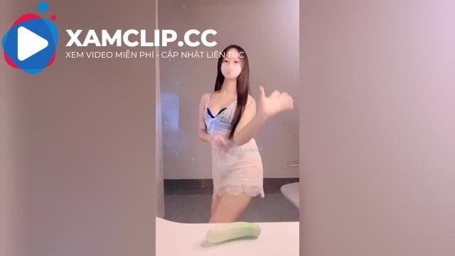 Idol LinhLinh livestream móc hàu cận cảnh gọi vốn khởi nghiệp