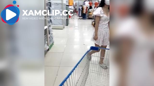 Tổng hợp clip vụ hai cô gái xinh đẹp hồn nhiên public ở Aeon Mall #5