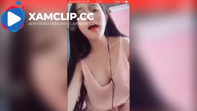 Linh Uplive khoe ngực đẹp trắng nõn