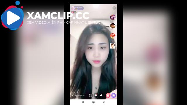 Bé Chan 3T khoe bộ bikini hình nơ cực dễ thương và gợi tình