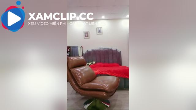 Ái Ngọc diện đầm xuyên thấu livestream nhảy cực cuốn