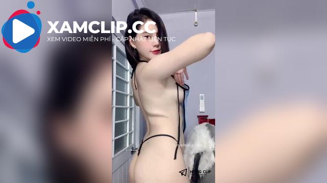 Hot idol BBi live khoe lưng trần mịn màng