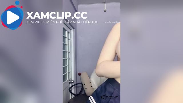 Cô học sinh cấp 3 BBi khoe hàng trên sóng livestream