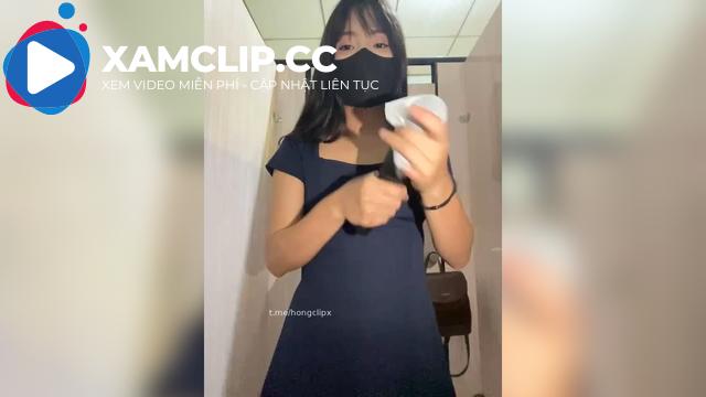 Idol asia Lynn cosplay cô hầu gái dâm đãng nghịch toy trong WC