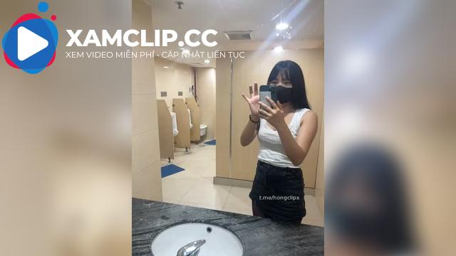 Vào WC nam trèo hẳn lên lavabo để thủ dâm thì cũng chịu rồi đấy