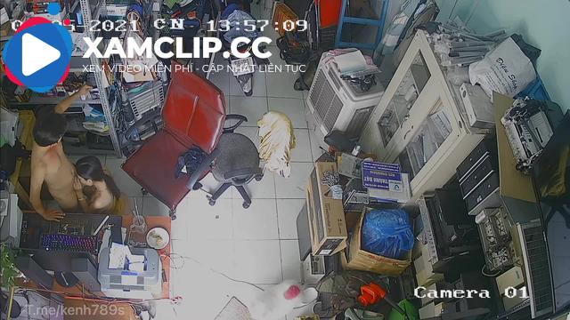 Tranh thủ tại bàn làm việc của chồng – hack cam