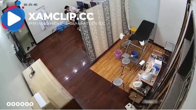 Hack cam bác sĩ tại phòng khám sau giờ làm