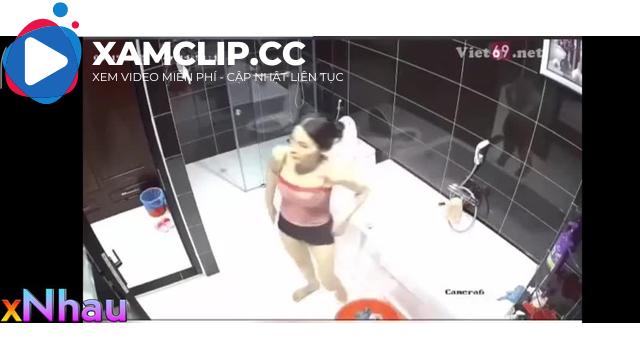 Loạn luân, Thg con quay lén mẹ ruột thấy mẹ móc nên lm liều địt luôn