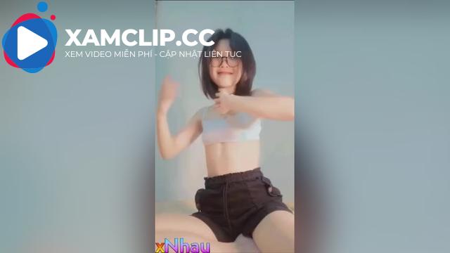 Đang nhảy khiêu dâm show lồn cho ny xem thì mẹ vào chửi um lên