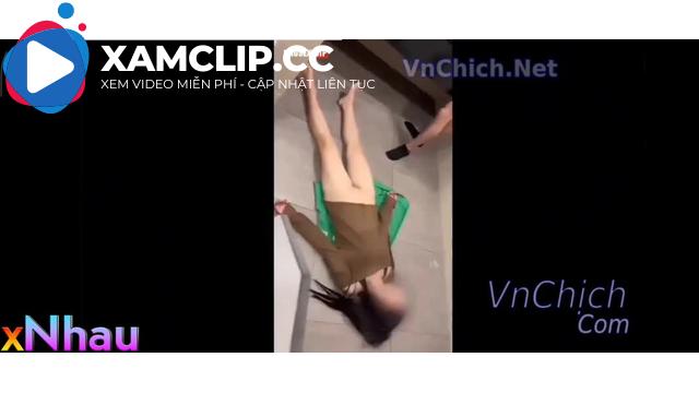 Hiếp dâm em học sinh say rượu xong bỏ e lại ở Wc bị người lạđến hiếp dâm