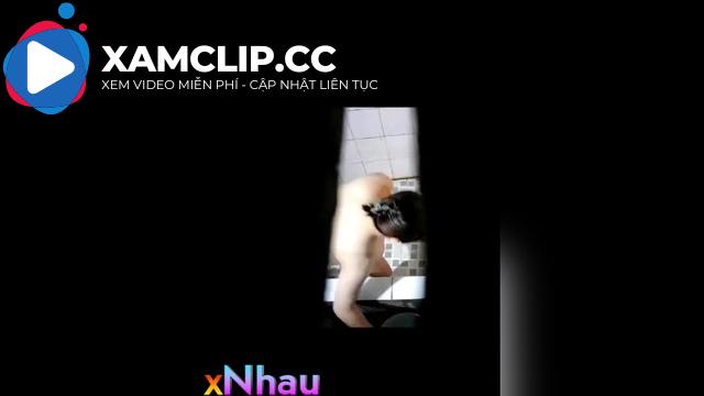 Quay lén em họ vú to tắm