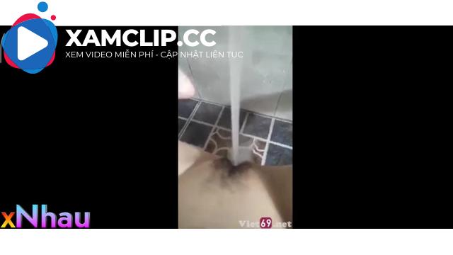 E gái thủ dâm siêu mạnh bằng vòi nươc Vừa sướng vừa sạch lồn