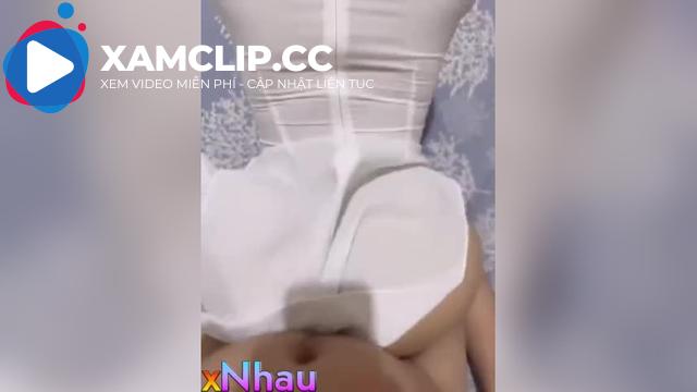 Em học sinh lớp 11 cực múp, mang áo dài chổng đít, để bạn trai dogy vào lồn