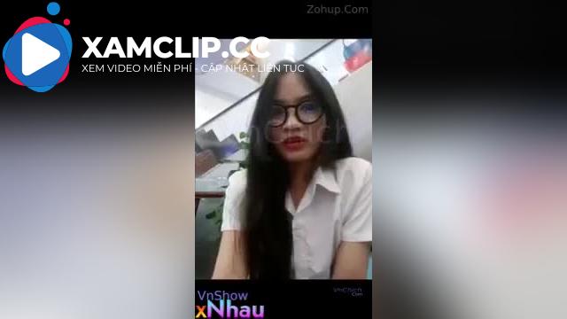 E học sinh đi siêu thị nứng lồn nên lén vào wc thủ dâm bắn đầy nước ra