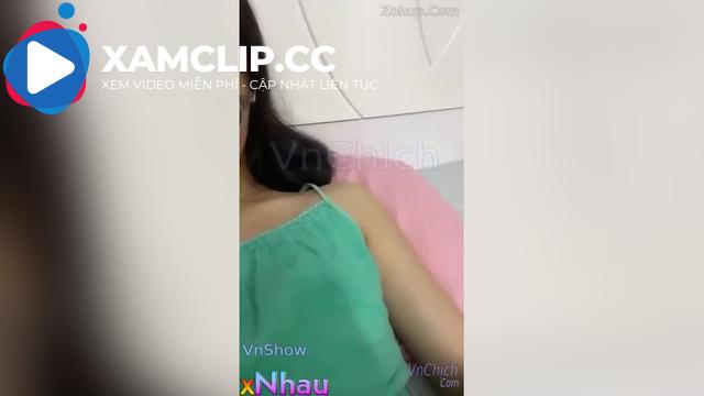 Nữ sinh kính cận lén móc lồn khi mẹ ngủ cạnh còn định vạch lồn mẹ ms sợ