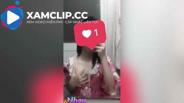 Show vú trước gương thủy dâm dại trai thì bị mẹ ruột phát hiện